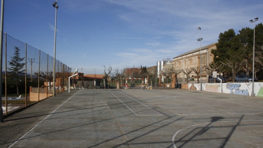 Es canviarà el paviment i se substituirà el tancat de la pista poliesportiva de Barberà