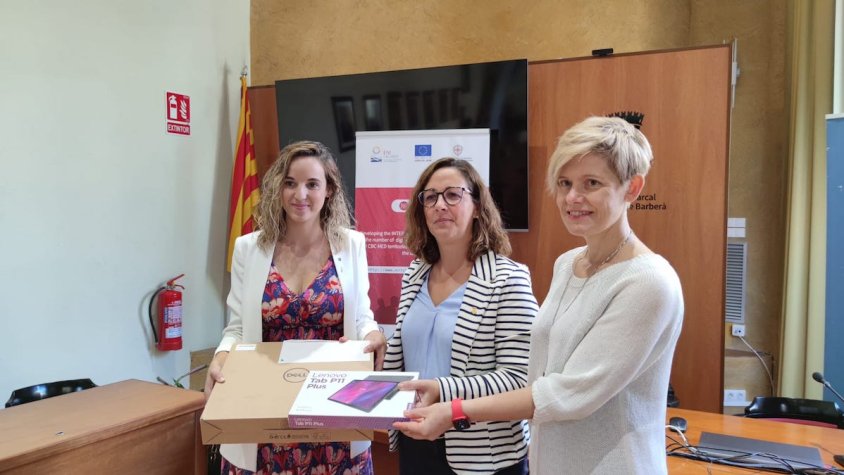 Moment de la cessió del material informàtic per fer les inscripcions a través de les Oficines Joves