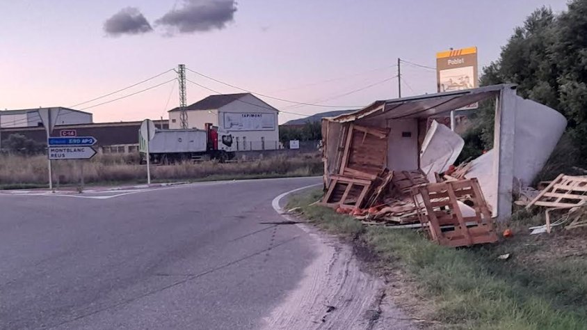 Bolca un camió a una rotonda entre la Guàrdia i Montblanc