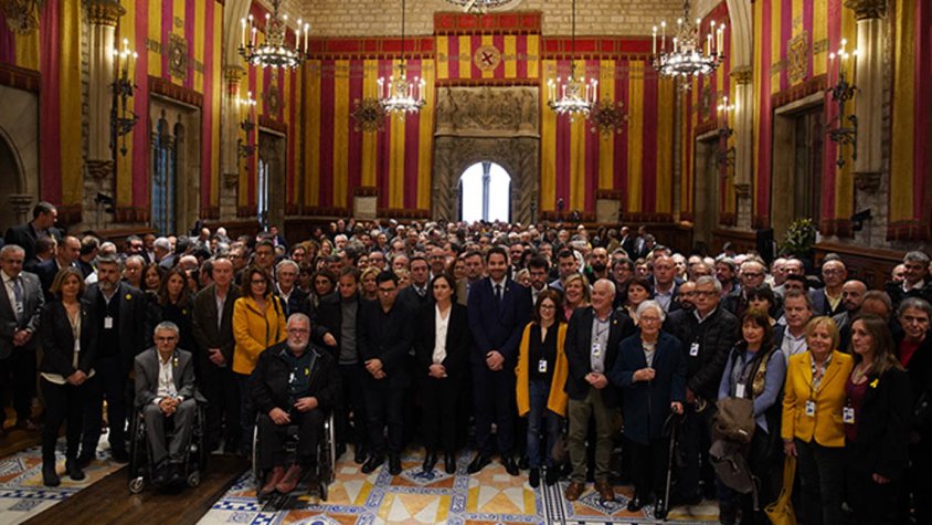 Més de 400 alcaldes i alcaldesses catalans han participat aquest diumenge 10 de febrer al migdia a l’acte municipalista per reclamar el respecte als drets i llibertats fonamentals i exigir un judici just i imparcial per als representants polítics i social