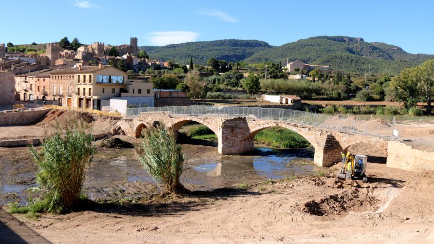 Operaris treballant en la rehabilitació del Pont Vell de Montblanc, malmès en la riuada de l'any 2019  Data de publicació: diumenge 16 d’octubre del 2022, 07:00
