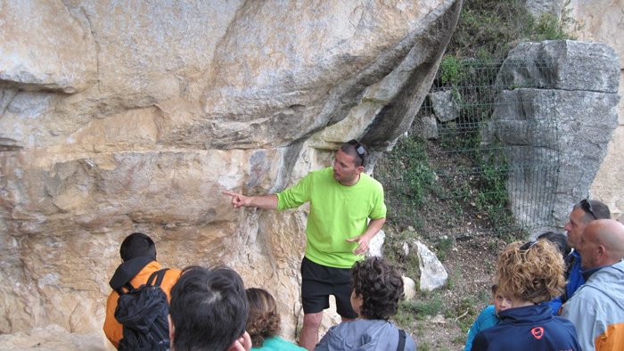 Visites guiades per contemplar les pintures rupestres
