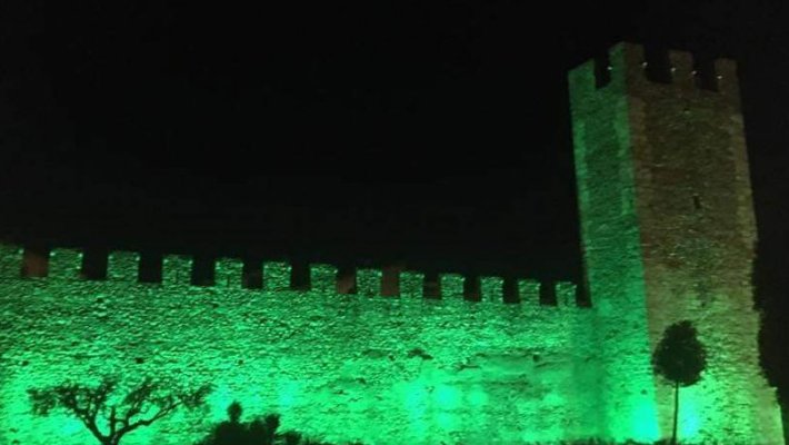 Les muralles de Montblanc de color verd per ver visible el dia Mundial de l'Artritis Reumatoide