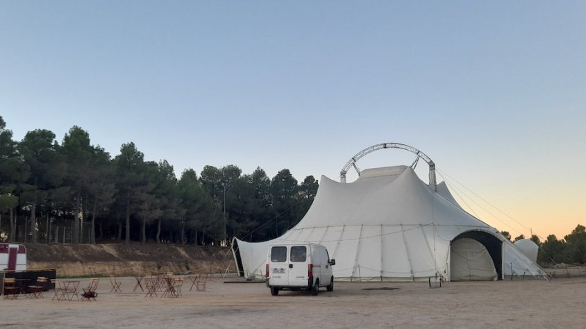 Arrenca Nilak amb un acte d'obertura circense a la carpa instal·lada a Rocafort de Queralt