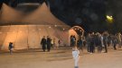 L'espectacle d'obertura de Nilak omple la carpa amb dues-centes persones en una nit de cabaret