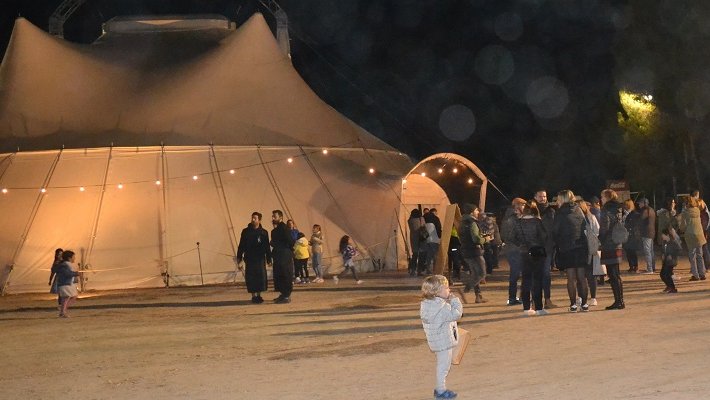 La carpa del projecte Nilak, circ itinerant, al camp de fútbol de Rocafort de Queralt moments abans de l'espectacle d'obertura
