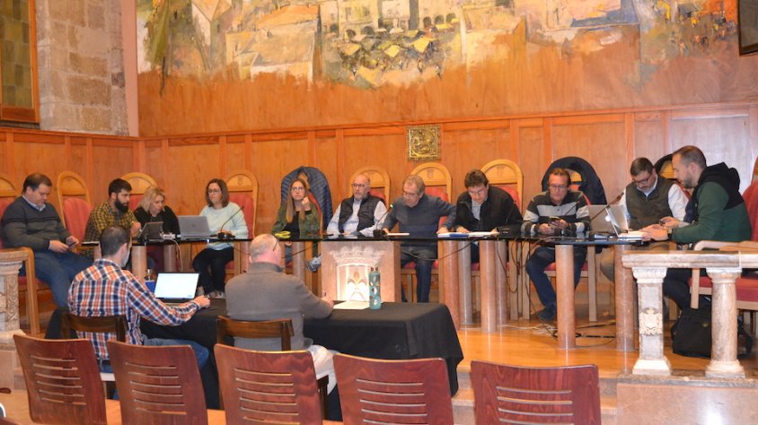 El consistori reunit per votar l'acord de les taxes municipals de l'IBI i les escombraries