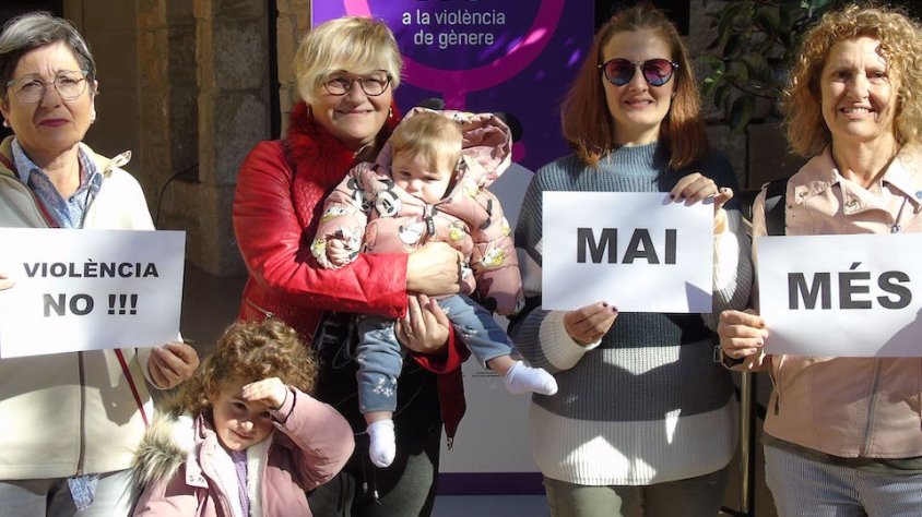 Dones de Vimbodí participant en la preparació dels actes del 25N en què es va projectar un mural