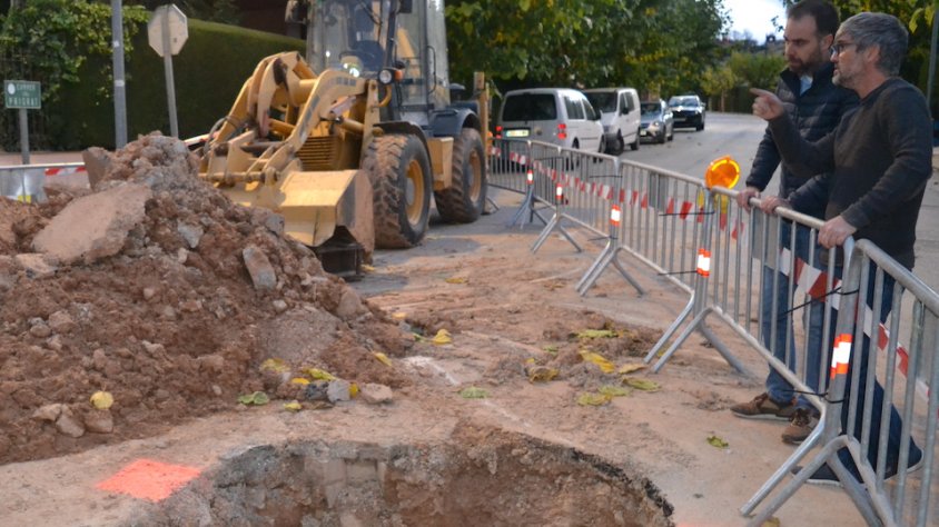 Una averia al carrer Priorat de l'ESpluga de Francolí on hi havia una tuberia malmesa