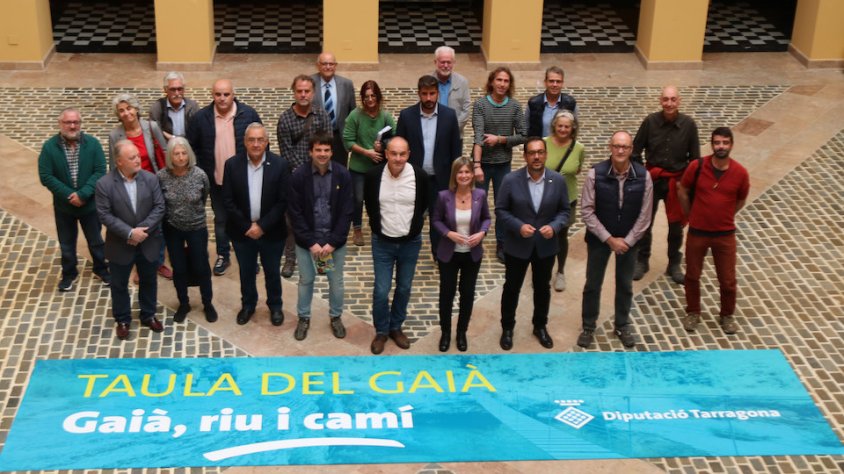 Les persones responsables de la Diputació, dels ajuntaments i dels Consells Comarcals de les Terres del Gaià en la trobada per la renovació del protocol de col·laboració de l'avantprojectes.