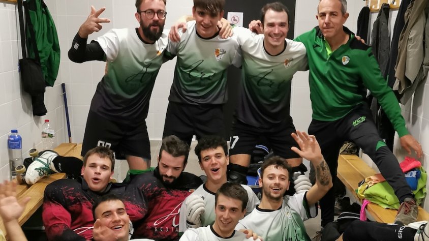Els jugadors i l'entrenador del primer equip del HC Espluga celebren la victòria davant del HC Valls