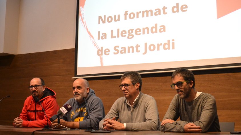 El president de l'Associació Medieval de la Llegenda de Sant Jordi i els guionistes, Albert Pons, Jordi Bel i Xavier Ribes a la presentació de les novetats de la Llegenda de Sant Jordi del 2023