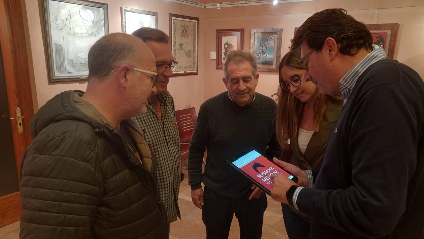 L'alcalde i regidors mirant la nova aplicació
