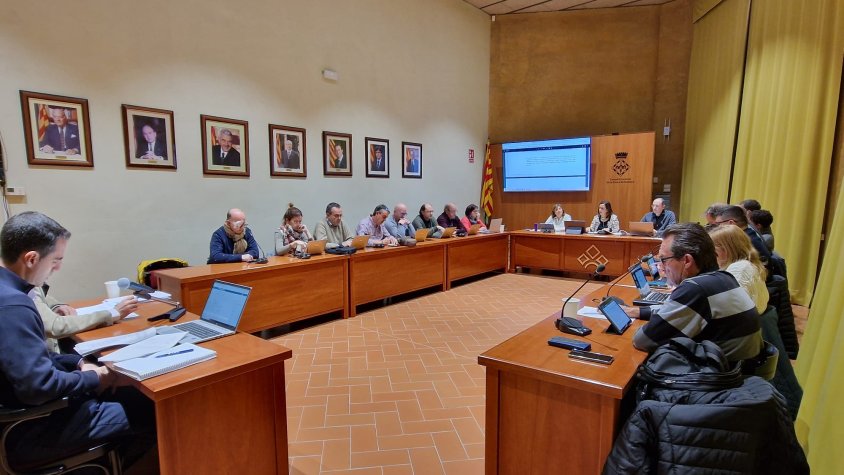 L'aprovació dels pressupostos del Consell porta a debatre sobre la pujada de la brossa