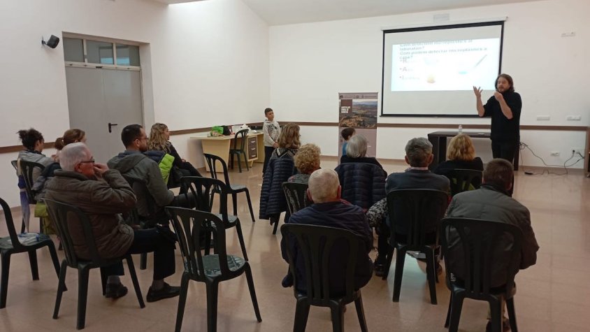 L'investigador de la URV explica els experiments per estudiar el plàstic que hi ha al nostre cos