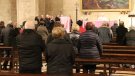 La missa de vigília és acompanyada amb Cants Gregorians a l'església de Sant Miquel