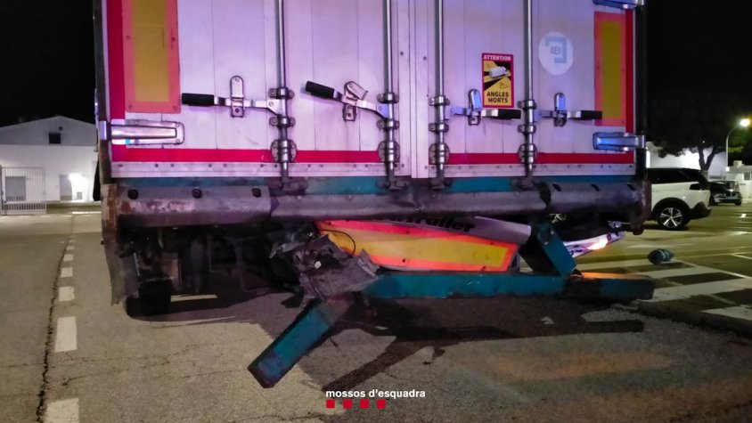 El camió sinistrat del camioner detingut a Montblanc per conduir sota els efectes de l'alcohol, que va provocar un accident a l'N-240 el divendres 16 de desembre del 2022, 18:45