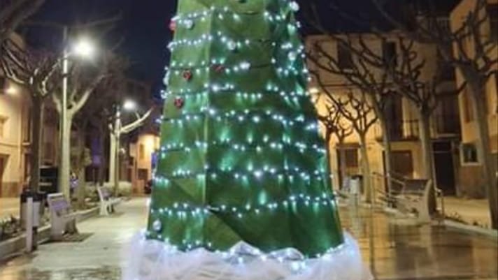 L'arbre de Nadal de Sarral es va encendre al Passeig del 8è Centenari el passat 10 de desembre