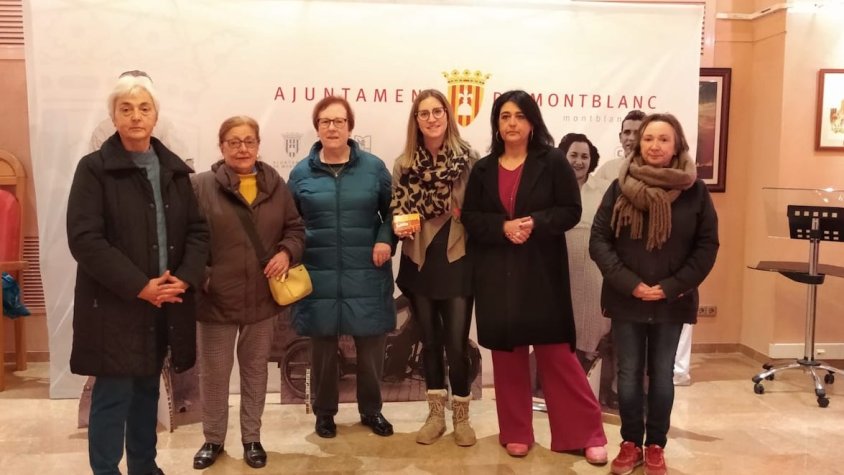 La regidora de Turisme de Montblanc entrega el premis de la campanya "Històries d'Antes"