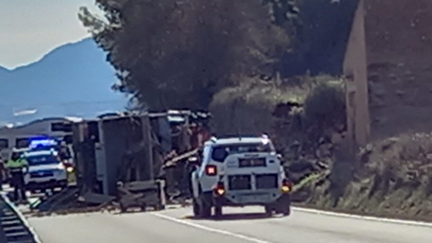 Camió bolcat al mig de la carretera