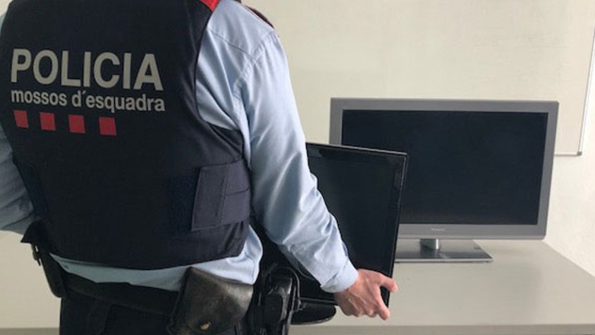 Els Mossos d’Esquadra detenen dos homes que acabaven de robar 10 televisors en un establiment a Salou