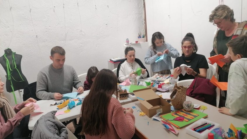 Una quinzena d'inscrits al taller de "La versatilitat del paper"