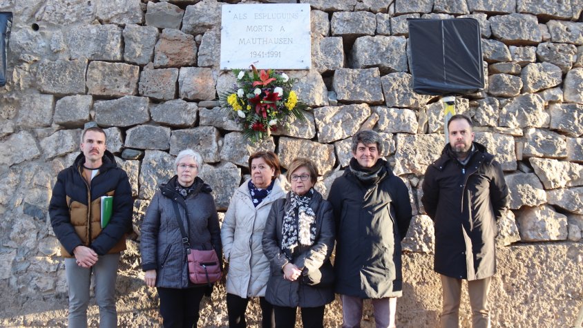  Ofrena floral als Espluguins morts a Mauthausen