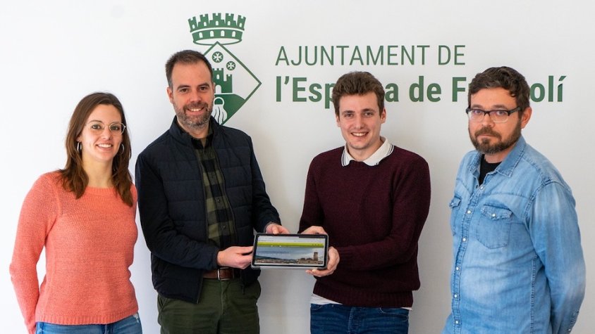 L'alcalde de l'Espluga de Francolí, la regidora de Turisme i Comunicació, el coordinador del projecte de valoració patrimonial dels gravats paleolítics, i el Tècnic de turisme