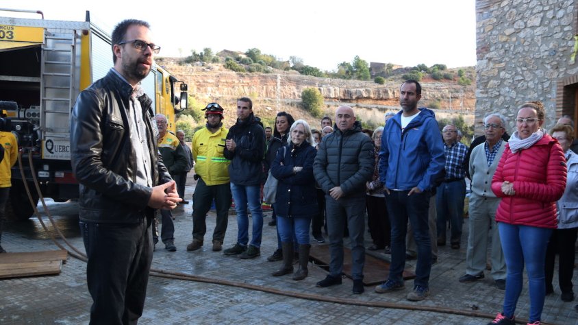 Pla general de l'alcalde de l'Espluga de Francolí, Josep Maria Vidal; i dels veïns del municipi en el minut de silenci pels danys causats pels aiguats i per donar suport a les famílies dels desapareguts.
