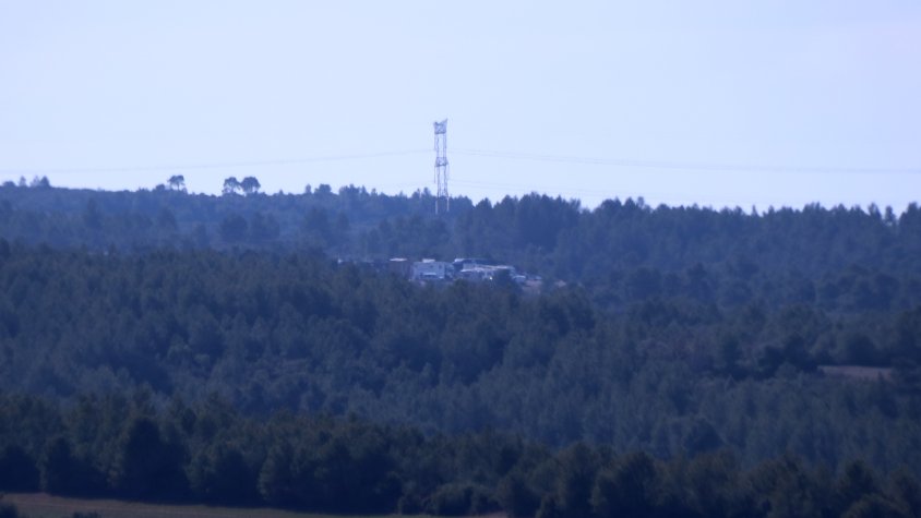 Vehicles a la zona del bosc del Cano de Sarral on se celebra la festa il·legal