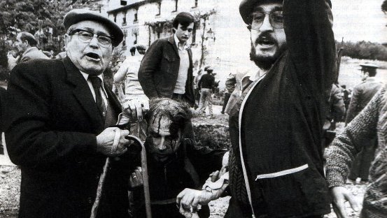 El ferit al cap és el militant Ferran Lucas, del Partit Carlí de Catalunya, el maig de 1976 a Montejurra.