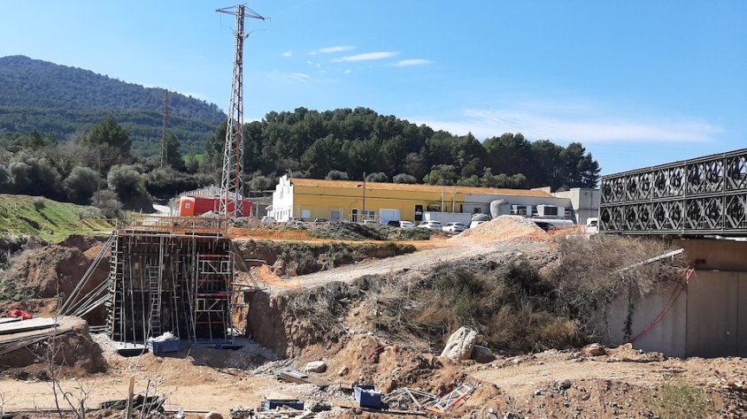 El pont del Bolovi de Montblanc compta amb una gran estructura per a la seva reconstrucció