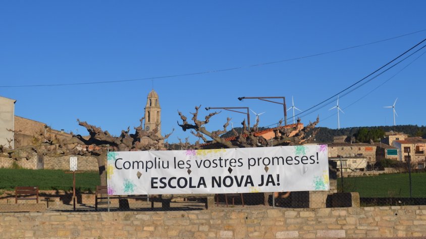 Talls de carretera "Per una Escola Digna Ja!" a Rocafort de Queralt