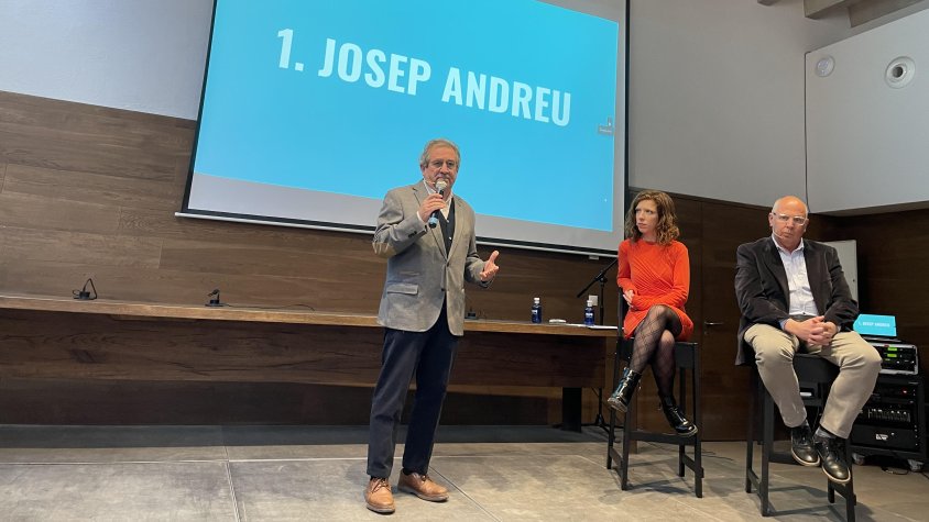 Josep Andreu durant l'acte celebrat a la sala de les Corts Catalanes