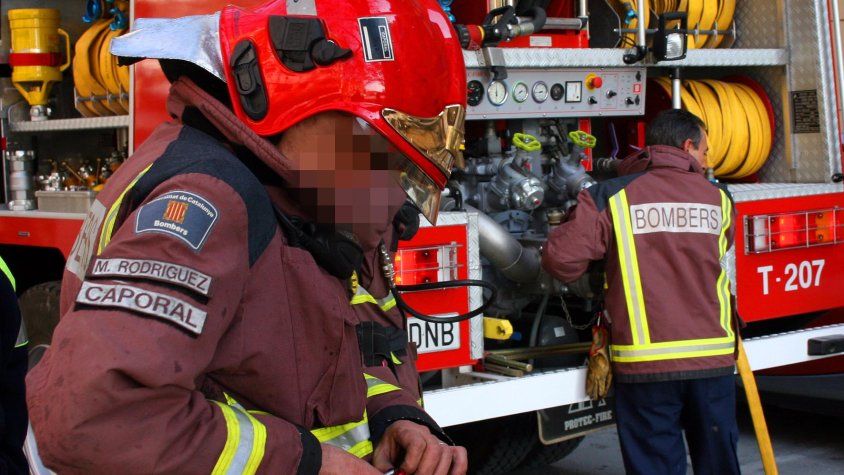 Bombers apaguen un foc en uns marges de la carretera de Vimbodí i Poblet