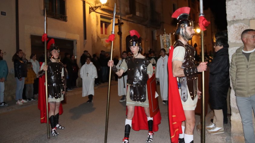 [Fotos] Montblanc celebra la Processó del Sant Enterrament amb l'acompanyament dels Armats de Banyoles