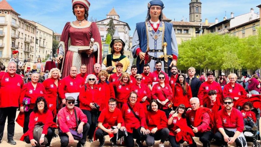 Els Amics dels Gegants de Montblanc i els grallers fan ballar Els Veguers a Manlleu