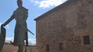 Una gran escultura de Sant Jordi presideix el pont Vell de Montblanc