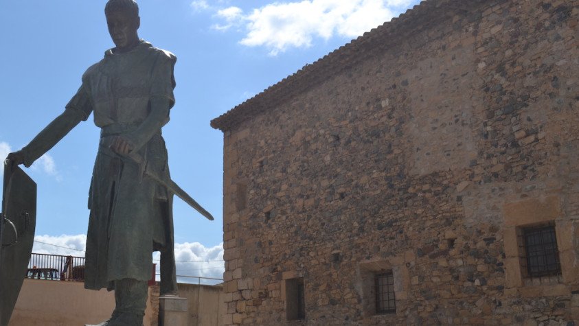 L'escultura que es troba situada al Pont Vell