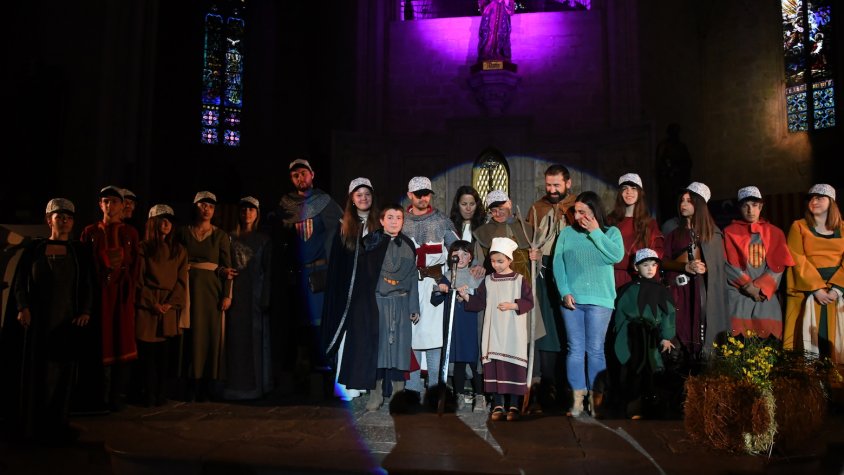 Moment de l'entrega de l'espasa d'honor a l'associació AFANOC