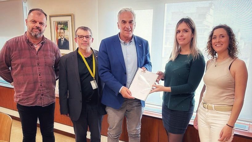 1.256 signatures per l'escola digna a Rocafort de Queralt són entregades al delegat del Govern, Àngel Xifré