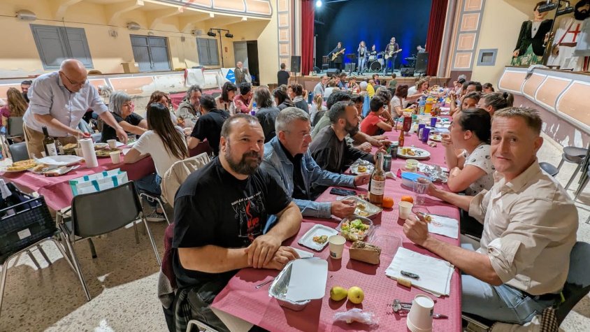 El sopar de carmanyola aplega els veïns de Barberà durant la festa major petita