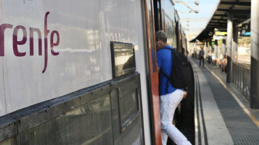 Renfe augmenta el servei d'autobusos "llançadora" per l'avaria a la línia Rodalies R2 entre Gavà i Barcelona