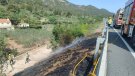 Bombers extingeixen un petit foc just a tocar de la carretera de Vilaverd