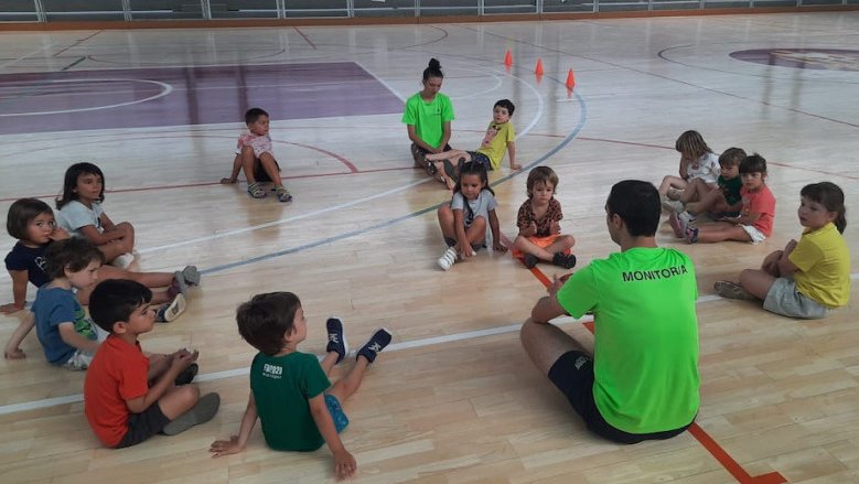Activitats esportives al pavelló municipal durant l'estiu del 2022
