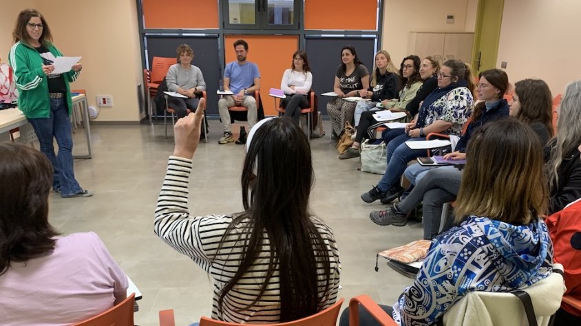 Una vintena de professionals assisteixen a la formació sobre la resolució positiva dels conflictes de l'Oficina Jove