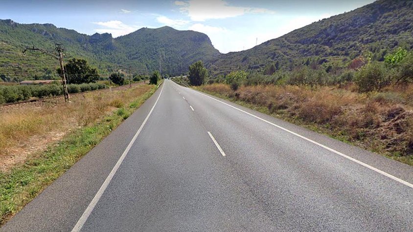 Un camió volca a Vilaverd i perd tota la càrrega de rajoles