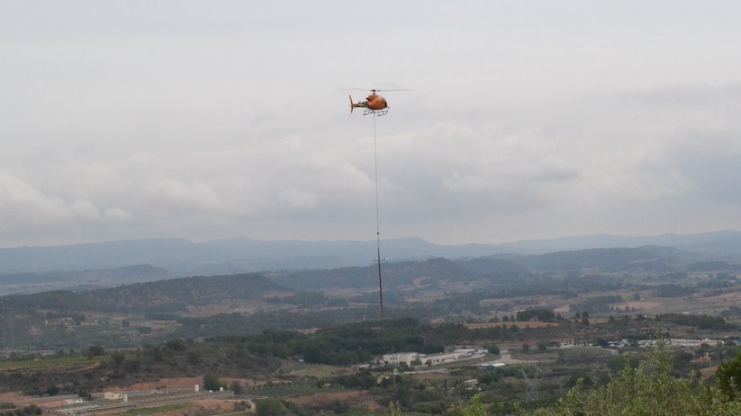 Tasques d'Endesa amb helicòpter a l'ermita de la Santíssima Trinitat
