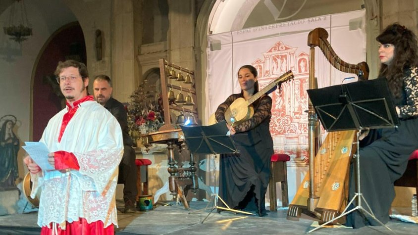 El grup musical Tañer i el comissari i escriptor, Josep Pedrals, en un espectacle el passat divendres 2 de juny a Vallfogona amb poesia i música barroca