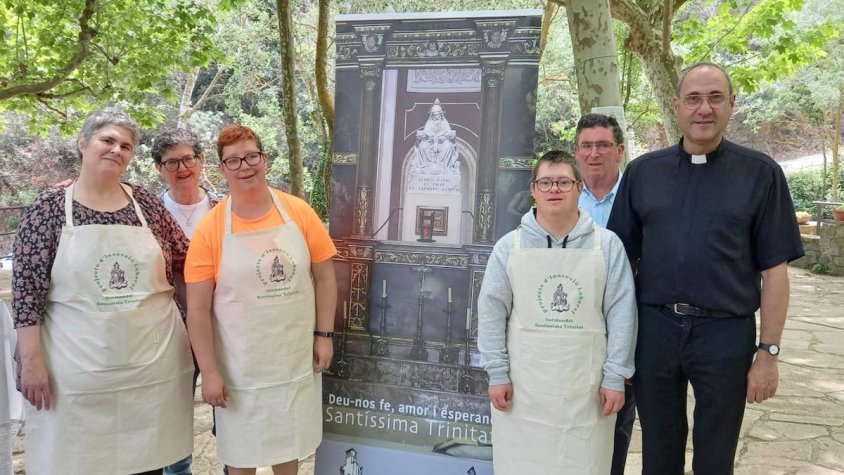 Mossèn Antonio Rosario Jové acompanyat del president de la Germandat i els quatre nou treballadors del servei d'atenció de cap de setmana de l'ermita